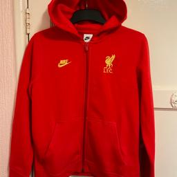 Nike Liverpool Hoodie Kids Size large age 12/13 years old
Used but in fantastic condition like new
Official hoodie for Little Liverpool fans.
Branded Nike product – technical sponsor of the club.
The Liverpool FC Hoodie allows you to comfortably represent your favorite team. Knitwear protects against the cold both on the pitch and on the street. A front pocket allows you to store essentials while you are active, and the sleeves with cuffs ensure a proper fit.
Sweatshirt made of a soft knitted fabric so that it provides warmth while maintaining a casual style.
Product features
standard, non-adherent cut
embroidered club badge and manufacturer's logo on the chest
full length zip
Hood
ribbed cuffs and hem
two side pockets
material: 80% cotton, 20% polyester
DB8160-616