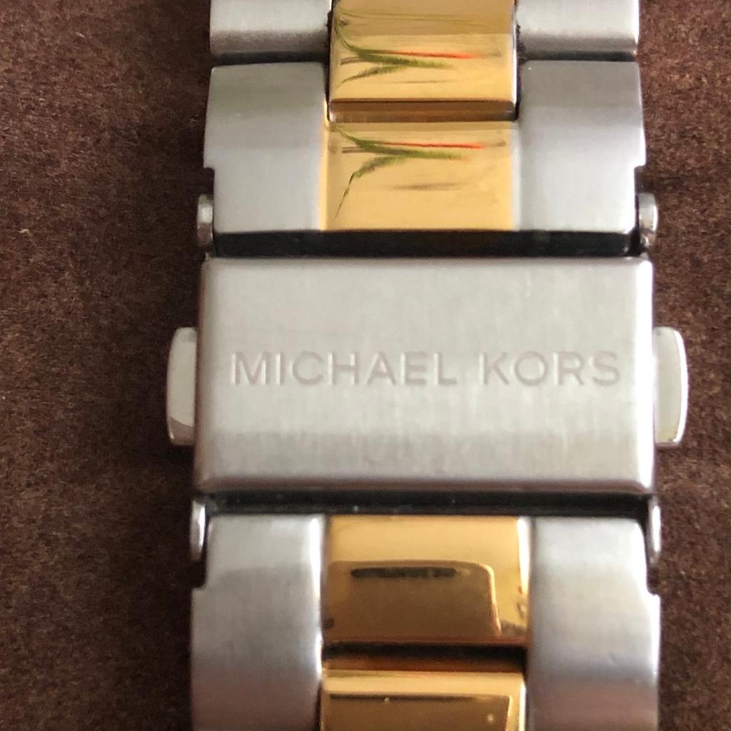 Neue Uhr / Choreograph von Michael Kors in bicolor
Es war ein Geschenk, leider ist es nichts für mich
Bei Versand kommen noch die Versand Kosten dazu