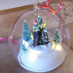 dekorative Weihnachtskugel, beleuchtet, Innenteil dreh sich, mit Batterie 8 €
unbeschädigt, zum Hängen oder Hinstellen
Kerze in Betonoptik, ca. 40 cm, für drinnen oder draußen, Neu 10 €
es gibt noch weitere Weihnachtsdeko