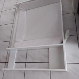 Wickeltischaufsatz mit Wickelauflage für IKEA Kommode. Gebrauchsspuren an der Seite an der man die Waschschüssel anhängen kann.
An Selbstabholer