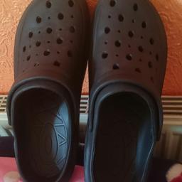mens crocs only worn once size 44/11 black.collection only