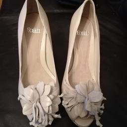 Beautiful peep toe Faith shoes with small platform.
Ivory/beige with flower detail on front.perfect for weddings/parties.
Worn only once.
Have the original box. This is damaged but shoes are unaffected (see picture). Please state if you would like the box.