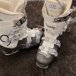 Der Aspire Ltd Schuh ist der Partner der Wahl für Anfänger oder Skifahrer, die schnell Fortschritte machen und außergewöhnlichen Komfort und warme Füße wünschen. Die neue Bi-Injected-Schale ist einfach an- und auszuziehen, sie verwendet leichte Materialien. Dieses Modell, das speziell für die weibliche Anatomie entwickelt wurde, ist ein weicher Schuh, mit dem Sie den ganzen Tag ohne Schmerzen und warm Ski fahren können.

Konstruktion/Technik:

4 Haken und ein Gurt

Flex: 80

Neuer Preis: 179 Euro

Zur Selbstabholung in Kirchbichl oder gegen Aufpreis auch Versand möglich.
Privatverkauf ohne Garantie und Gewährleistung.