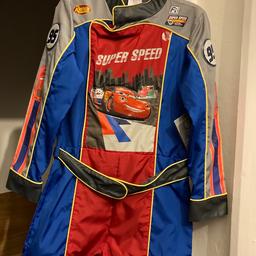 Disney Lightening McQueen drivers outfit.
Battery operated flashing headlights.
Brand new with tags.
Age 9-10 yrs.
Full length. Cuffs, Velcro fastenings.
Excellent piece.