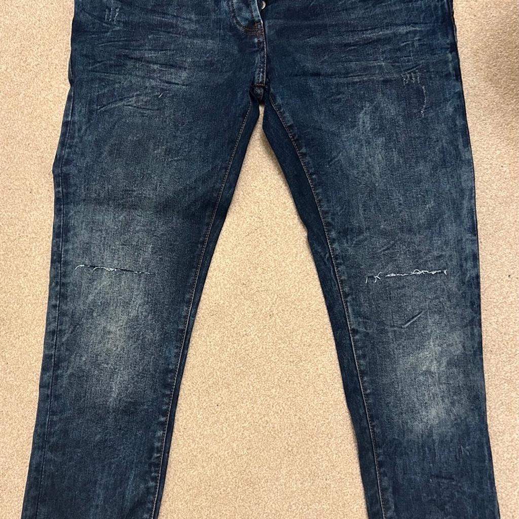 Men’s jeans only worn a few times just like new
Waist 38
Leg 32