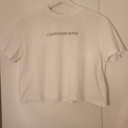 Cropped T-Shirt von Calvin Klein;
klein geschnitten;
Versandkosten (versichert)
innerhalb Österreich:
5€ bis 1kg; 6€ bis 2kg