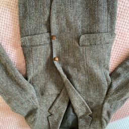 Lovely thick jacket original Harris tweed. I would say it’s a large. Thick wool and in great condition with all buttons in tact and original. Please collect within 24 hours of confirming sale due to time wasters