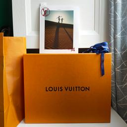 Scatola ORIGINALE Louis Vuitton
Libro n. 14 da collezione
Cordino di due metri 
Scatola dimensioni  40*32,5*19,5
Per altre foto info in direct
spedizione esclusa (10€)