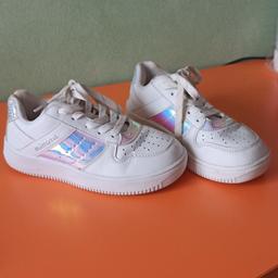 scarpe sportive , da ginnastica Marc mistral per bambina n 31 , colore bianche con inserti fluorescenti. usate pochissimo in ottime condizioni, vedi foto