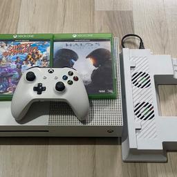 Xbox One S - 1TB
Perfect working condition !
Nothing wrong with it. 
Very clean - do not overheat !!!

The console comes with :
- 1 original wireless controller 
- 2 games
- Dual Controllers Charger with Cooling Fan
- Hdmi & Power Cable 

CAN BE SEEN WORKING !!

CAN BE DELIVERED FOR SMALL FEE !! Zobacz mniej