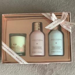 Gift set:
1 x candle
100ml hand & body lotion
100ml body wash