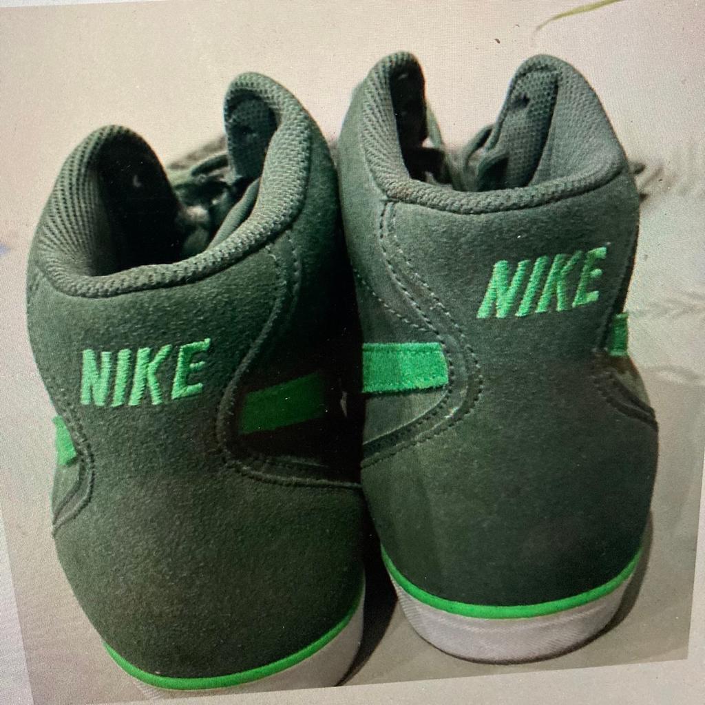 Suede High Top Nike Trainers
dark green high top nikes, uk size 11
Colour: green with light green tick...
no time wasters please