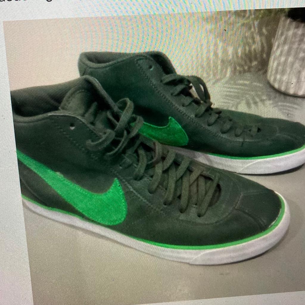 Suede High Top Nike Trainers
dark green high top nikes, uk size 11
Colour: green with light green tick...
no time wasters please