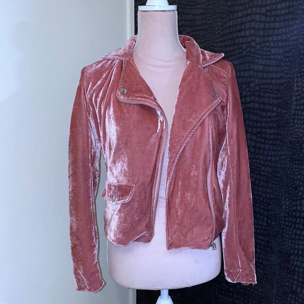 ~Excellent condition
~Uk size 4 (will also fit size 6)
~Has two front pockets
~Please note picture was taken with the flash on hence the metallic silvery reflection on the jacket
