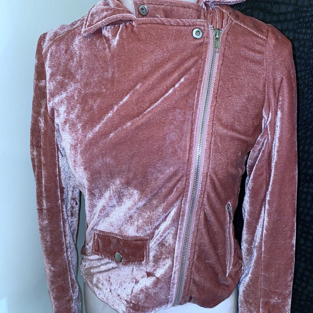 ~Excellent condition
~Uk size 4 (will also fit size 6)
~Has two front pockets
~Please note picture was taken with the flash on hence the metallic silvery reflection on the jacket