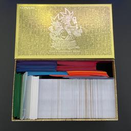 1200 Yugioh Karten inklusive Binder, Kartenhüllen.

Viele Karten aus Speed Duel Boxen und Legendary Decks. Auch einige Gold Rares dabei