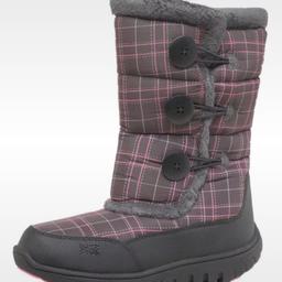 Karrimor women's snow boots

Size 4

Brand New in box

collect from Romford rm2

Colour: Check Black/cochineal

Full Faux Fur Lining
Phylon Midsole For Cushioning
Outer Material: Synthetic
Inner Material: Textile
Sole: Gum Rubber
Closure: Slip-On
Rubber Outsole For Grip
