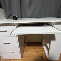Verkaufe Schreibtisch.
109x75,5x49 
BxHxT

Ist gebraucht aber in gutem Zustand