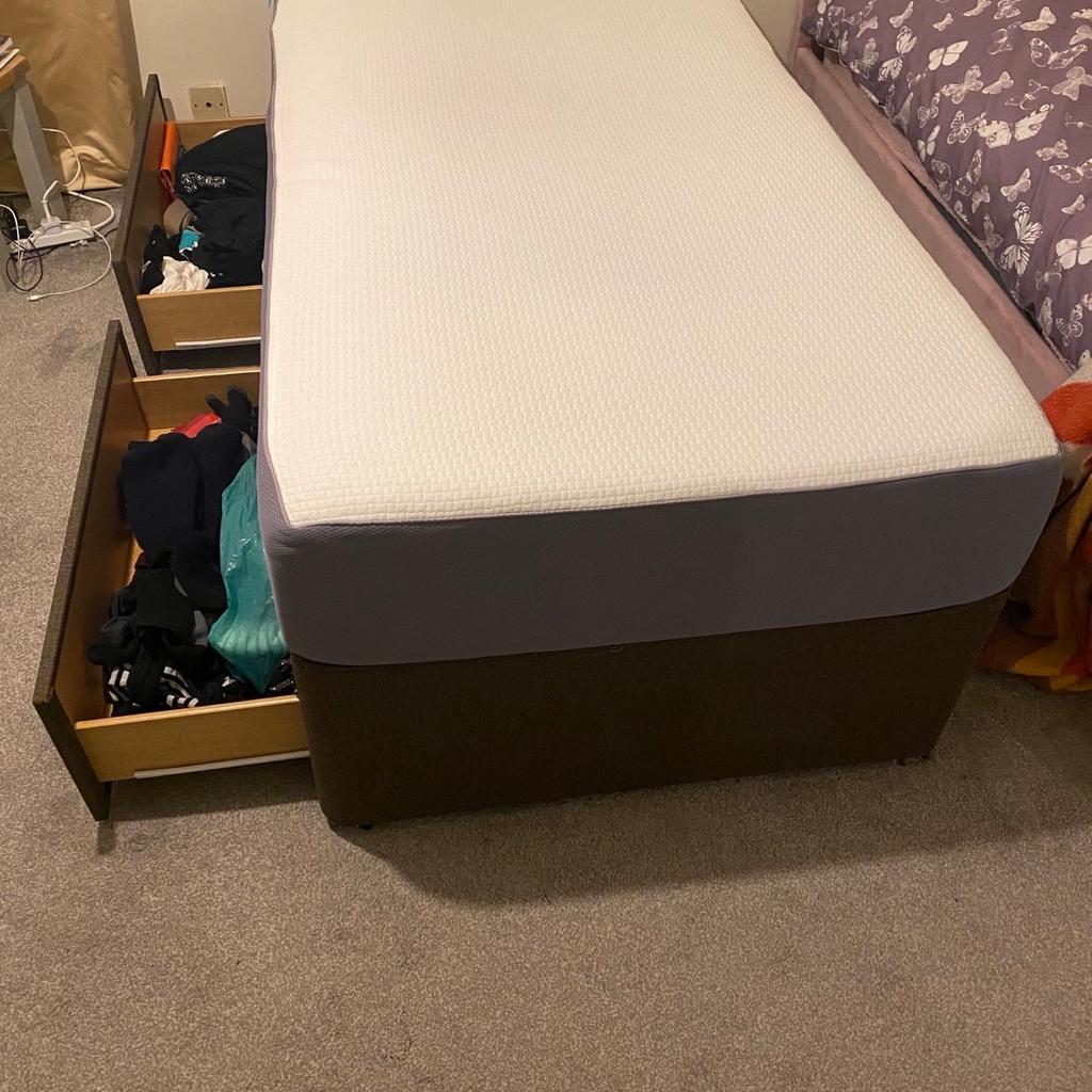 Simba original single mattress, in very good condition no marks or spills. Comes with single size divan bed base from Dreams in perfect condition with 2 solid draws.

Collection from isle of dogs, London E14, it is a street property so easy access to Collect.