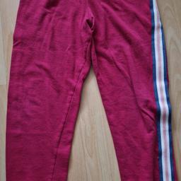 Beerenfarbige Jogginghose mit seitlichen Streifen zu tragen bei Gr. 146/152 von pocopiano
Versand möglich 
Verkauf unter Ausschluss jeglicher Gewährleistung und Garantie...