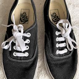 Original VANs "Off the Wall" Authentic Schuhe, schwarz mit weißer Sohlenseite, EU-Größe 36, Damen und Herren (US Men 4,5 / US Women 6). Die Schuhe sind neuwertig und in sehr gutem Zustand.
Ursprünglich bekannt als Vans #44 Deck Schuhe, wurde der Authentic zu einer Kult-Ikone und verkörpert seitdem den "Off the Wall"- Spirit. Die klassischen Schuhe verfügen über ein schlichtes Low-Top-Schnürprofil, ein robustes Canvas-Obermaterial, Metallösen und eine Gummilaufsohle in charakteristischer Waffel-Optik. (Ehemaliger Originalpreis der Schuhe 70,00€).
Zusammensetzung: CANVAS
Artikel: VN000EE3BLK

Es handelt sich um einen Privatverkauf, deshalb kann der Artikel nicht mehr zurückgenommen werden.

Gerne ist nach Absprache auch eine persönliche Abholung möglich.
Der Artikel kann als Paket verschickt werden. Dann sind zusätzlich 4,95€ (HERMES) Versandkosten zu bezahlen.