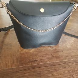 Lovely handbag, like new.
(price includes shipping)