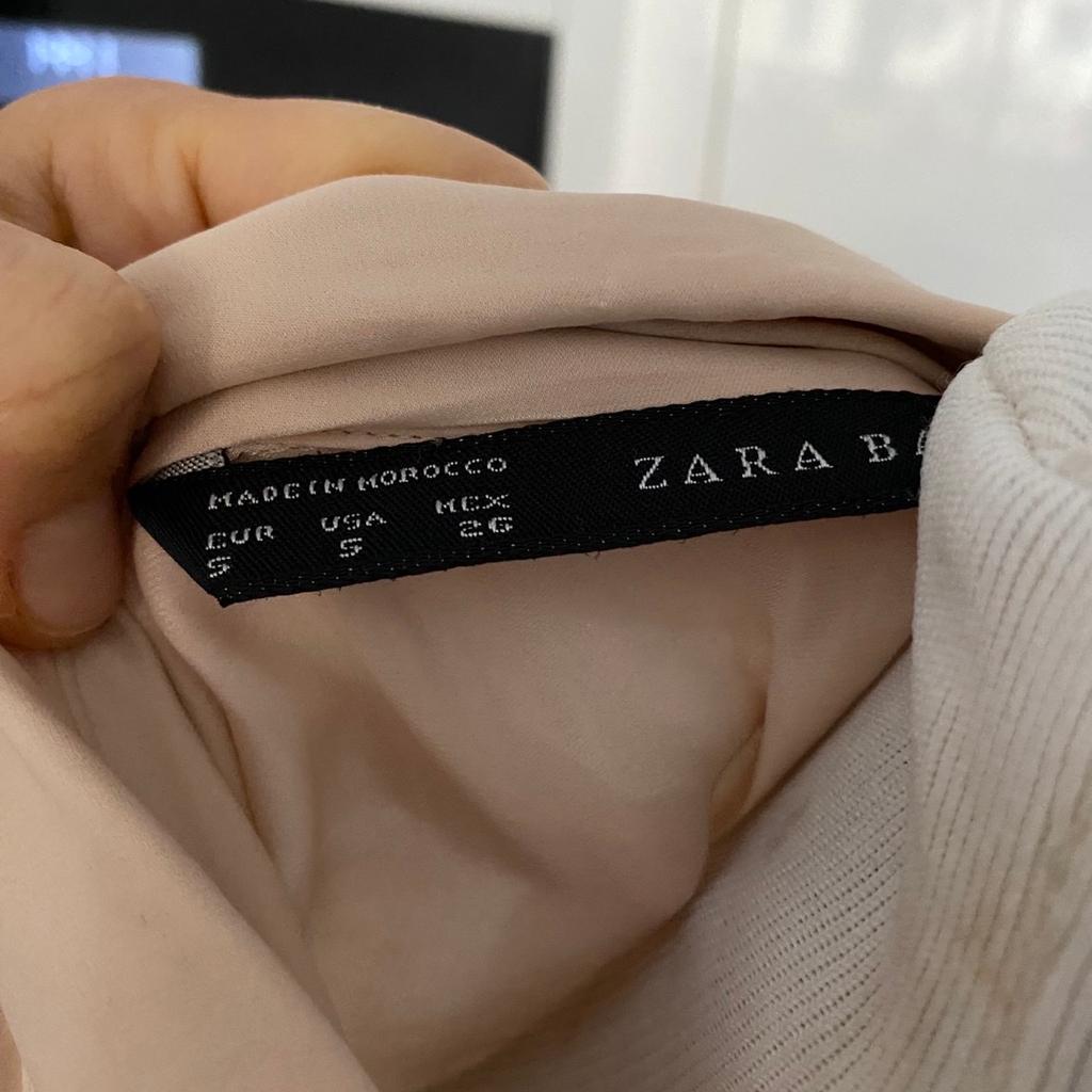 Zara Bluse Gr. S
Achsel zu Achsel 46cm / Länge 68cm
100% Polyester

sehr guter Zustand!

Versand zzgl. 1,95€ unversichert / 5€ versichert

PayPal Freunde möglich

Privatverkauf keine Rücknahme und keine Garantie