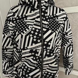 Calvin Klein Jacke (12) laut Etikett, passend Gr. XS / S
einmal getragen.
Versand innerhalb Deutschland möglich 5,50 €