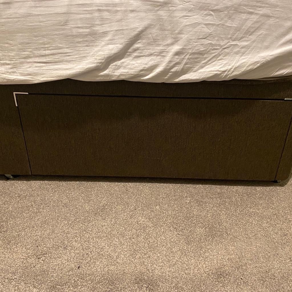 Simba original single mattress, in very good condition no marks or spills. Comes with single size divan bed base from Dreams in perfect condition with 2 solid draws.

Collection from isle of dogs, London E14, it is a street property so easy access to Collect.