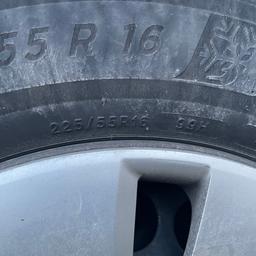 Michelin alpine 6 Winterreifen inkl. Radkappen.
In einem Reifen steckt eine Schrube fest, siehe Foto 4, müsste repariert werden.