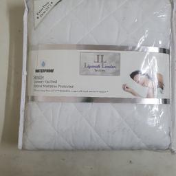Single waterproof quilted 
mattress protector 
Extra deep 33cm 
Size 90 x 190

No delivery