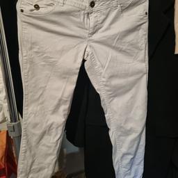 Ich verkaufe hier eine getragene aber sehr gut erhaltene Kurz-Jeans von Esprit in Grösse 38 in weiß.
Mit Knöpfen an der Beinseite. Ein sehr schöne Hose und angenehm zu tragen.
Keine Flecken oder Löcher gesehen. 
Ich habe sie frisch gewaschen, aber nicht gebügelt.