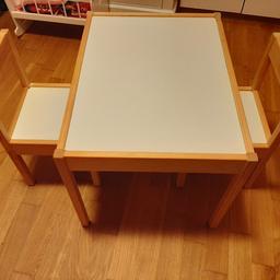 Kindertisch zum malen und basteln mit 2 Stühlen.