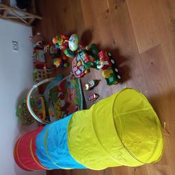 Verschiedene Spielsachen für Babys und Kleinkinder. Holzspielzeug, Kreisel, Tunnel, ...