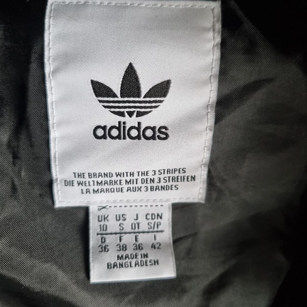 Schwarze Adidas Winterjacke für Mädchen abzugeben
Seitentaschen mit Reißverschluss

Größe
D 36
UK 10
US S

Sehr gut behandelt, leider zu klein.

Abholung in 15366 Neuenhagen möglich