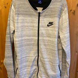 Neuwertiger Zip-Sweater von Nike in Größe L.

Bei Fragen oder für weitere Bilder einfach melden! :)