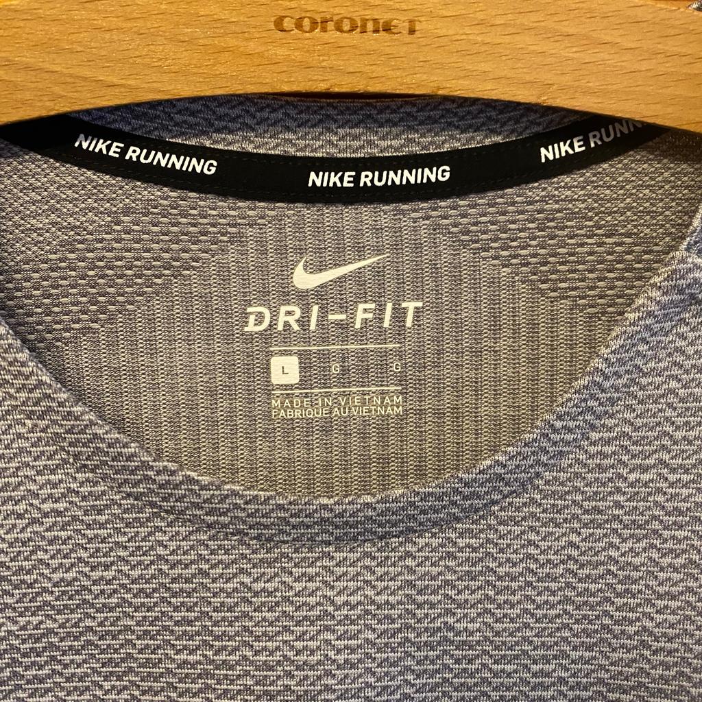 Neuwertiges Dri-Fit Running Shirt von Nike in Größe L.

Bei Fragen oder für weitere Bilder einfach melden! :)