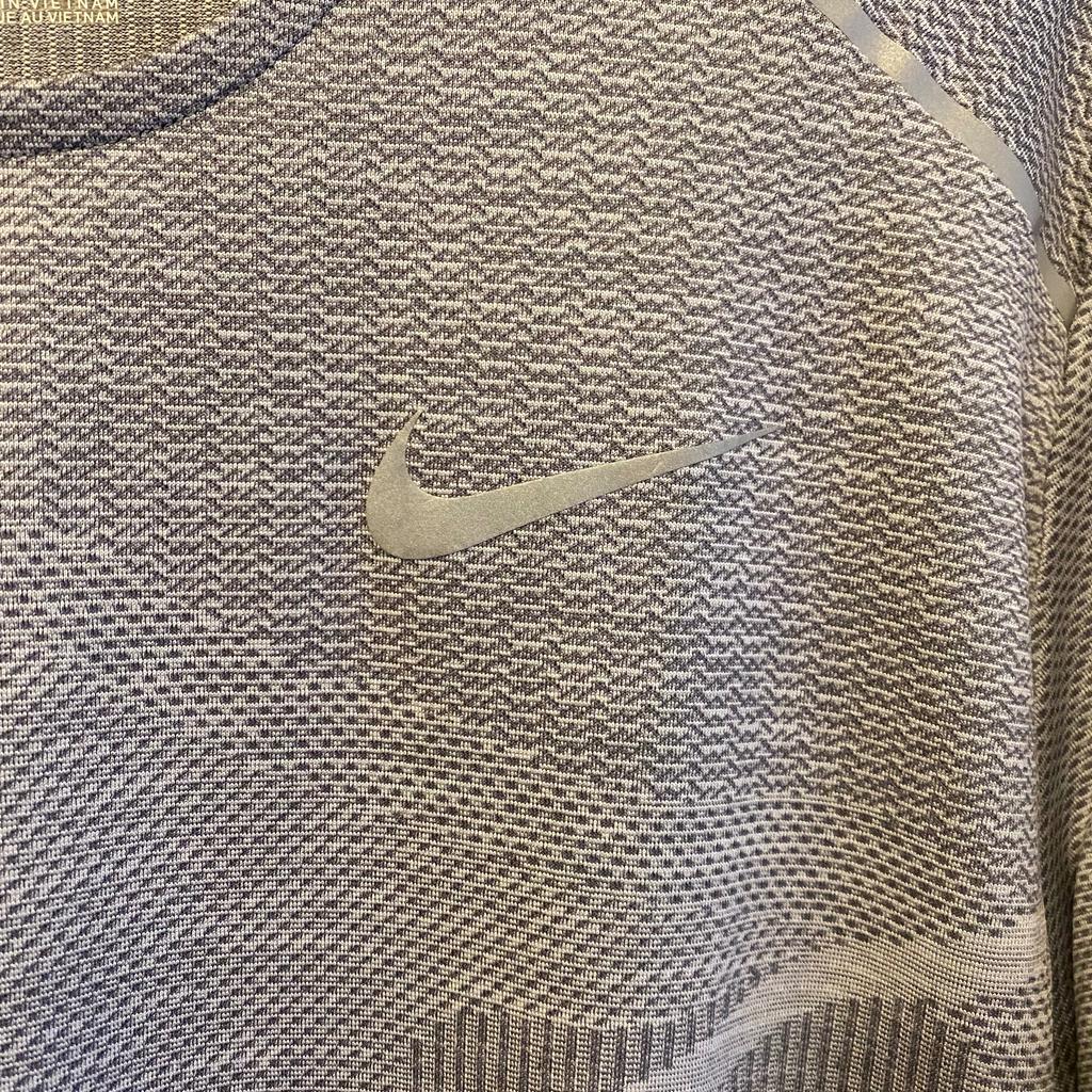 Neuwertiges Dri-Fit Running Shirt von Nike in Größe L.

Bei Fragen oder für weitere Bilder einfach melden! :)