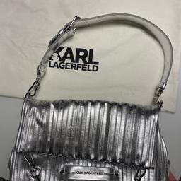 Ich verkaufe meine neue Karl Lagerfeld Tasche mit Etikett und Staubbeutel. Gekauft wurde die Tasche im Peek & Cloppenburg in Wien NP 250€. Die Rechnung habe ich leider nicht mehr.
Ich habe eine ähnliche Tasche als Geschenk erhalten und verkaufe nun die hier.