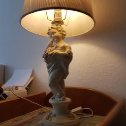 Antike Lampe mit Lampenschirm aus
Stoff, funktionsfähig
Über 30 Jahre alt
Gegen Gebot im Auftrag zu verkaufen