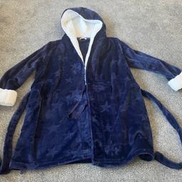 Ladies Next Dressing Gown
Hood
Navy Blue with star pattern and fleece lining.
Medium - Petite
Belt fastening.
Worn only a couple of times so in very good condition.

Thanks for looking, any questions please ask.
Please see my other items for sale.
Collection from Brinsworth, Rotherham.