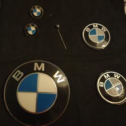 Verkaufe von BMW hier eine Anstecknadel , Pins 2x und von dem Auto angenommene Schilder von BMW