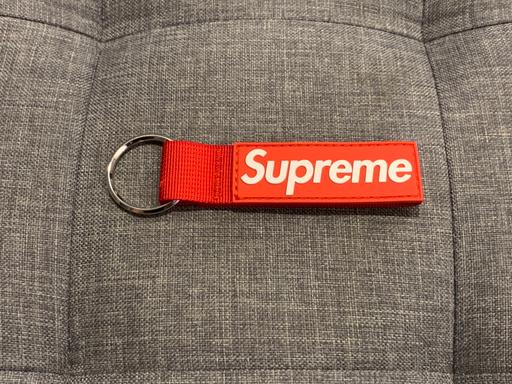 Buy & Sell East London Cubitt Town - East London - Photos for Supreme Webbing Keychain Red