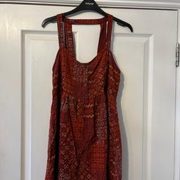 Patterned red dress by forever 21 with button front detail. 100%Rayon. Small stitching fault on front left- bought like that but didn’t notice!

Delivery by Royal Mail. Price based on small parcel, 2nd class. May cost more if tracking required.