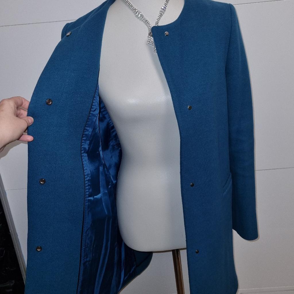 Ganz neues und wunderschönes Mantel. Hochwertige Markenqualität von Massimo dutti. Sehr angenehm zu tragen .
Sieht sehr gut aus.
75% leinen
25 % Polyamid.
Neuer Preis € 239.99
Versand € 5