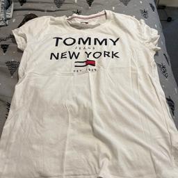 WOmens Tommy jeans tshirt
Size large
Hardly worn