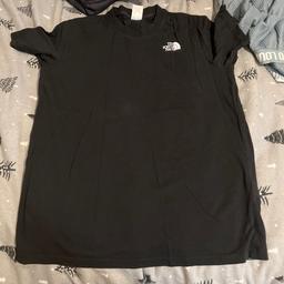 Women’s north face T-shirt 
Size medium 
Hardly worn 
Brought from JD