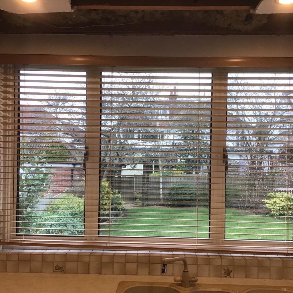 To fit recessed window
2090mm wide
1320mm high
Slats are 50mm deep
Cash on collection please from IG7 5HA and if it’s listed on here it is still available