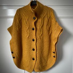 Mustard knitted cape poncho
Brand: Soaked in Luxury
Size: S but could fit larger
Without label but never worn
Buttons down front and side
