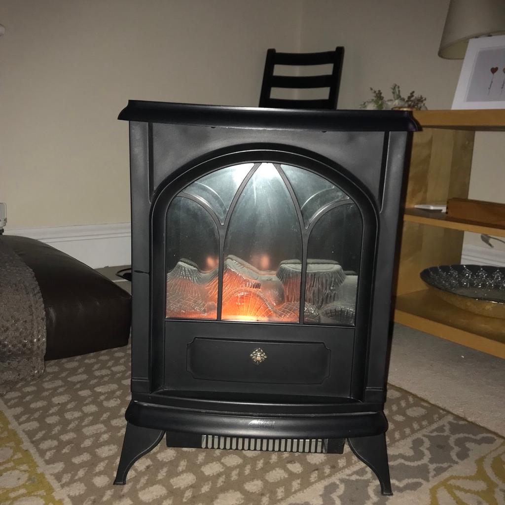 Electric fireplace, excellent condition
2 heat settings + light on/off setting